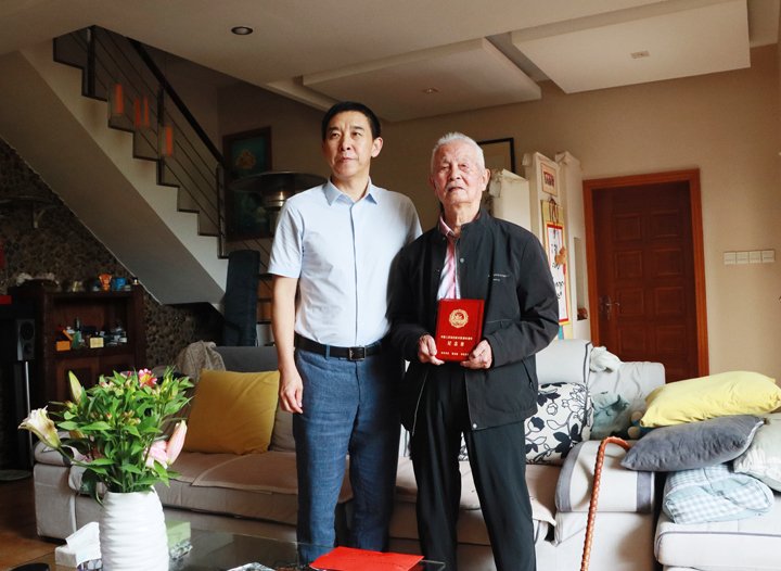 意昂体育 | 智能运动新世代的引领者集团为抗战老兵发放“中国人民抗日战争胜利80周年纪念章”
